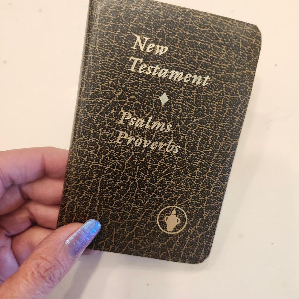 New Testament Psalms Proverbs 1985 NKJV Bible Gideons International